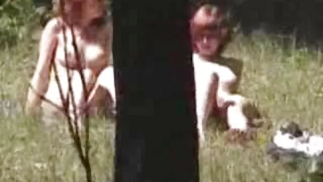 شخص با الاغ پهن در جوراب های پاره شده و انگشت خود را با گوزن در توالت انگشت می زند داستان سمسی تصویری