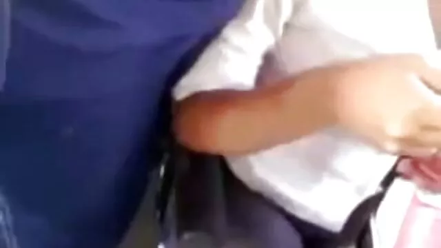مردی با کت و شلوار تجاری در آشپزخانه داستانهای سکسی تصویری خارجی زیبایی را مبتلا به سرطان می کند