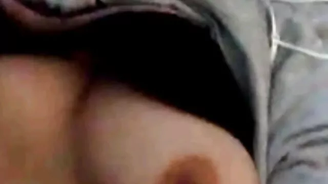 مولاتو با بلوز زرد مردی را در داستان تصویری سکی کاندوم لوس می کند