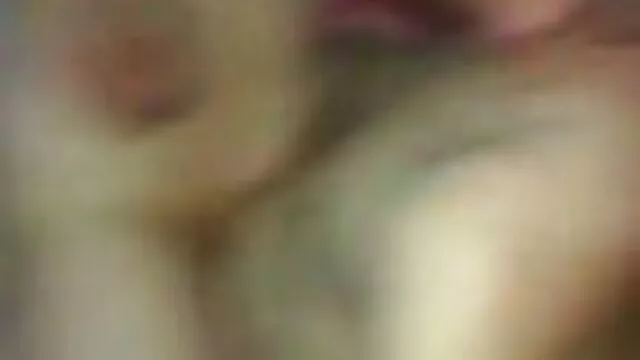 بلوند بالغ یک اسباب بازی مجله های سکسی ترجمه شده بزرگ جنسی را به گربه خود می اندازد