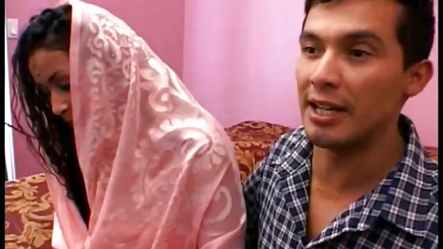 آبنوس آریانا استار توسط داستان پورنو تصویری یک خدمتکار سفیدپوست در آشپزخانه لعنتی می شود