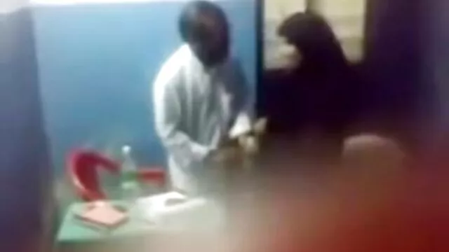 بلوند خال کوبی شده خروس را می داستان های تصویری سکسی مکد و لکه های دیک را روی تخت لیس می زند