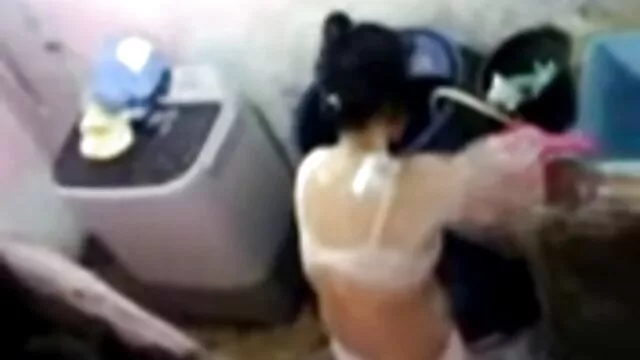 مردی یک بطری شامپاین در سوراخ داستان های سکسی تصویری جدید مادرش می گذارد