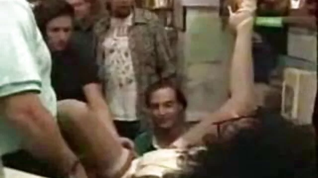یک آمریکایی با جوراب ساق بلند توپ را آب دهان می کند و آن را با یک شپش مویی داستانهای سکسی تصویری به دست بچه اش می رساند