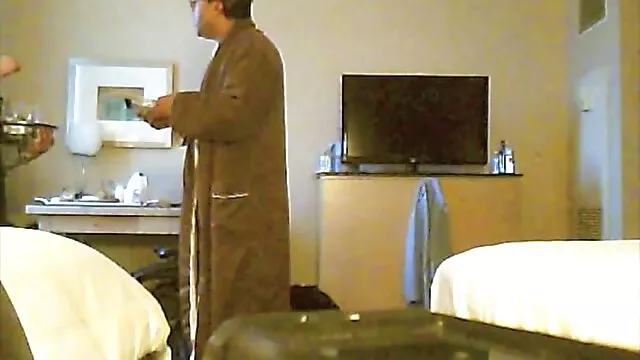 روسپی داستان تصویری سک با استفاده از دستگاه رابطه جنسی گربه خود را در حالی که روی تخت دراز کشیده استمنا می کند