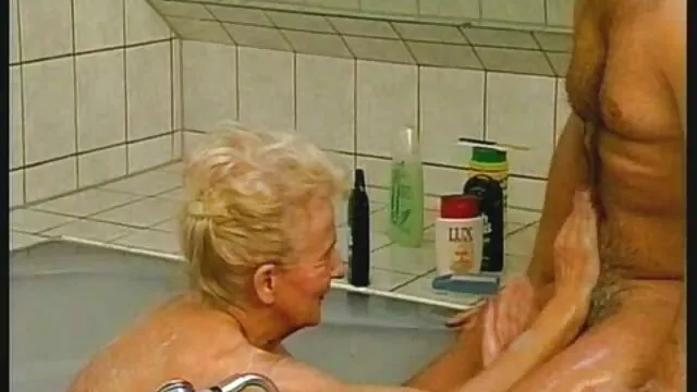 بلوند خودش را در انتخاب بازیگران خشنود می کند داستان sex تصویری و سوار خروس بلند یک پسر می شود