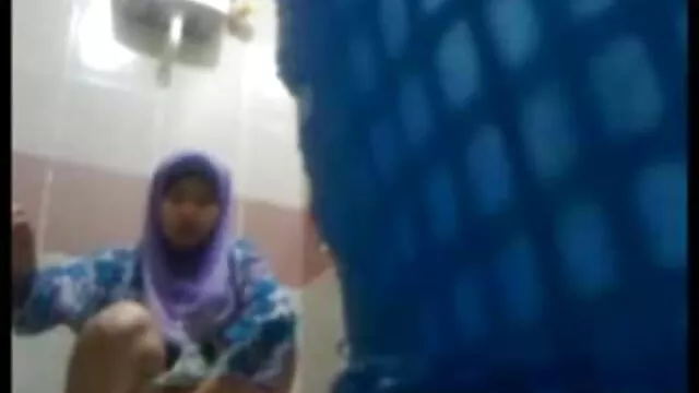 غلام کچل بشکه را روی کلاه سبزه جثه داستاسکسی تصویری می گذارد