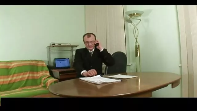 مادر با لباس ابرقهرمانی سینه داستانهای سکسی مصور های بزرگ طبیعی را با روغن می مالد و به پاسیو می رود