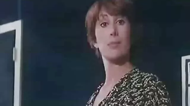 دوست دختر در حالی که با دوست پسر خود داستان کسی تصویری رابطه عاشقانه برقرار می کند ، روی سینه شیرین شیرین می کند