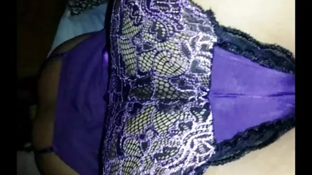 مادر با الاغ بزرگ برای خروس بزرگ از پا در می آید ، مردی را روی داستانذسکسی تصویری صندلی می گذارد