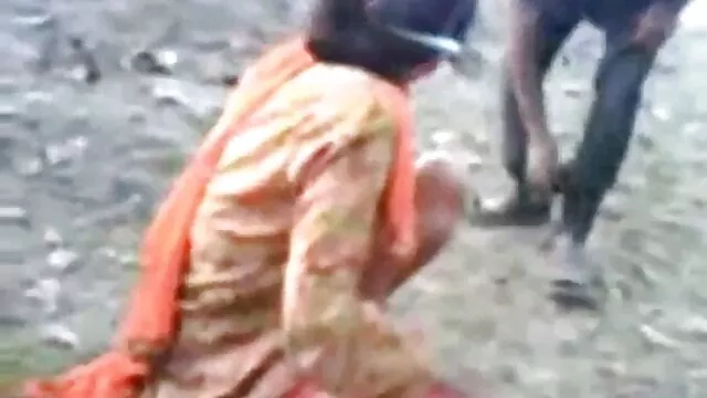 شوهر با یک گوزن شکم بزرگ داستانهای تصویری سکسی ، شیرجه زن شیرین زن همسر خود را انجام می دهد