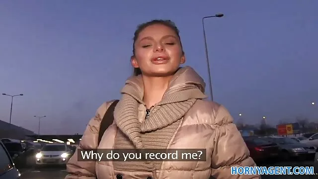 ماساژ داستان تصویری سکسی فارسی تایلند با انگشت مشتری خال کوبی را در یک سالن آرایش کرد