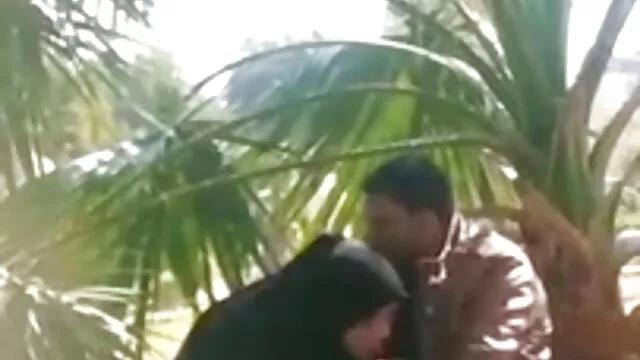 مادر با سینه های آویزان در کانال سکس تصویری تلگرام حالی که جلوی وب کم ایستاده استمناج می کند