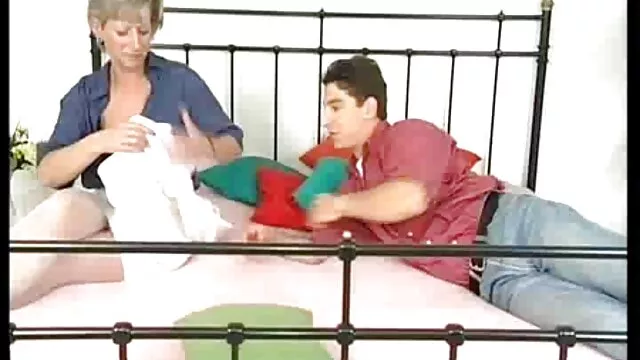 شیرین در صورتی که گربه گلف را دوست دارد و روی مبل سفید برنامه داستان سکسی تصویری خوابیده است