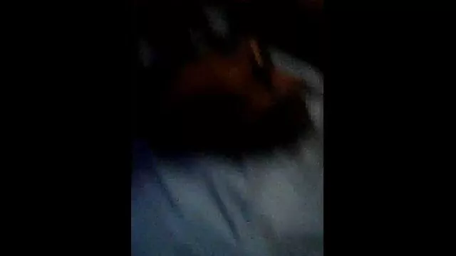 زیبایی با سینه های بزرگ با بیکینی سکسی با موسیقی کس ولما رقص می کند
