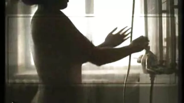 سبزه داغ خود را روی تخت هتل نوازش داستان کسی تصویری می کند