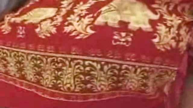 زنی با ناخن های قرمز مجموعه داستان سکسی تصویری بدون از بین بردن بند ، هم اتاقی را از روی لب به لب می اندازد