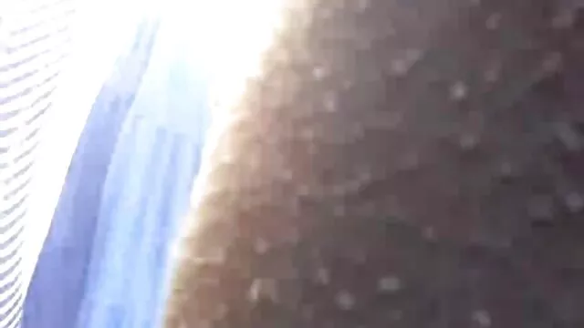 حرامزاده برنزه ای که مشغول پیچاندن یک دانش داستانسکسی مصور آموز پر هیاهو در حیاط خانه است