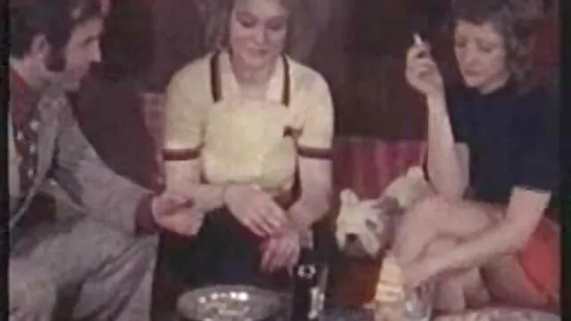 دوست دختر جوان با جوانان بزرگ کون ولما به نوبه خود روی خروس می پرد