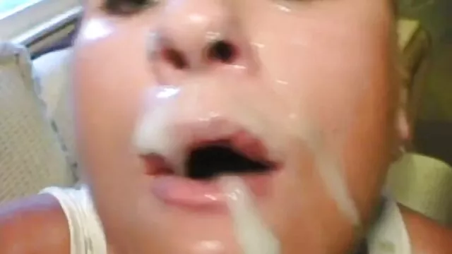 دختر لگی در حالی که روی تخت نشسته اید ، از blowjob استفاده داستانهاسکس تصویری می کند