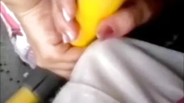 شخص پوست تیره یک دانشجوی لاغر را روی تنه داستانسکسی مصور یک درخت بزرگ کاشت