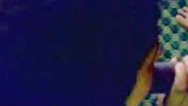 مادر شکم بزرگ با گوشواره هایی مجموعه داستان سکسی تصویری روی نوک سینه هایش ، سر دوش را به گربه اش می اندازد