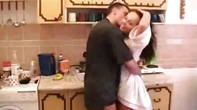 دختر با ماسک طلا از blowjob استفاده می کند داستان سکس تصویری بامحارم