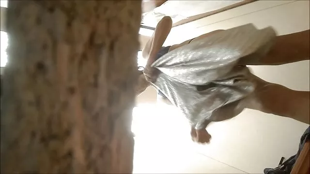 زن جوان و ملایم با لباس شنا داستان تصویری کون دوباره روی صندلی عرشه دراز کشید و برای خودش خودارضایی کرد