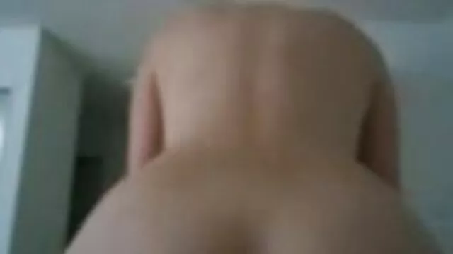 دختر الاغ چاق ، هیجان زده خود را به بالش جلوی آینه بزرگ می مالد داستان های سکسی تصویری جدید