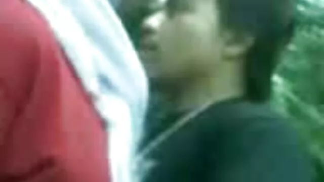 همسر در غیاب شوهرش به نگهبان یک داستان سکسی تصویری ضرب و شتم می دهد