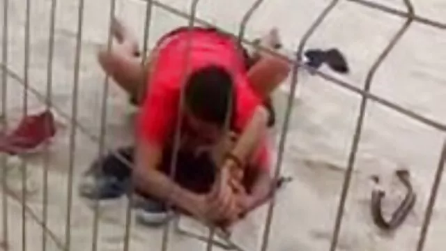 زن جوراب سایت داستان های سکسی تصویری سیاه در آشپزخانه در حال جویدن حله است