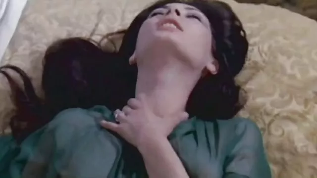 Milf با یک لباس کوتاه شکاف استمنا تصاویر سکسی ترجمه شده را با انگشتان روی کف مطب قرار داد