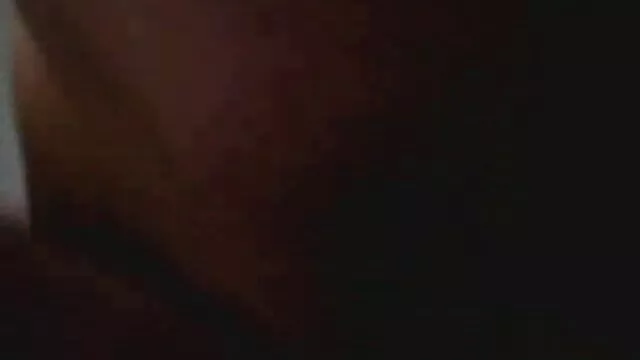 یک مرد سیاه پوست با کلاه گونه خود را برمی گرداند و با یک زن بزرگ شده با ماسک روی داستان سکسی تصویری ترجمه شده ماندا می جنگد